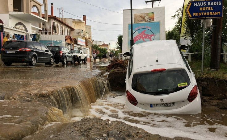 Εικόνες καταστροφής από το φονικό κύμα κακοκαιρίας – Δείτε τις φωτογραφίες και το βίντεο